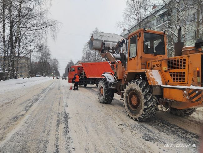 В Ухте работают 22 единицы снегоуборочной техники